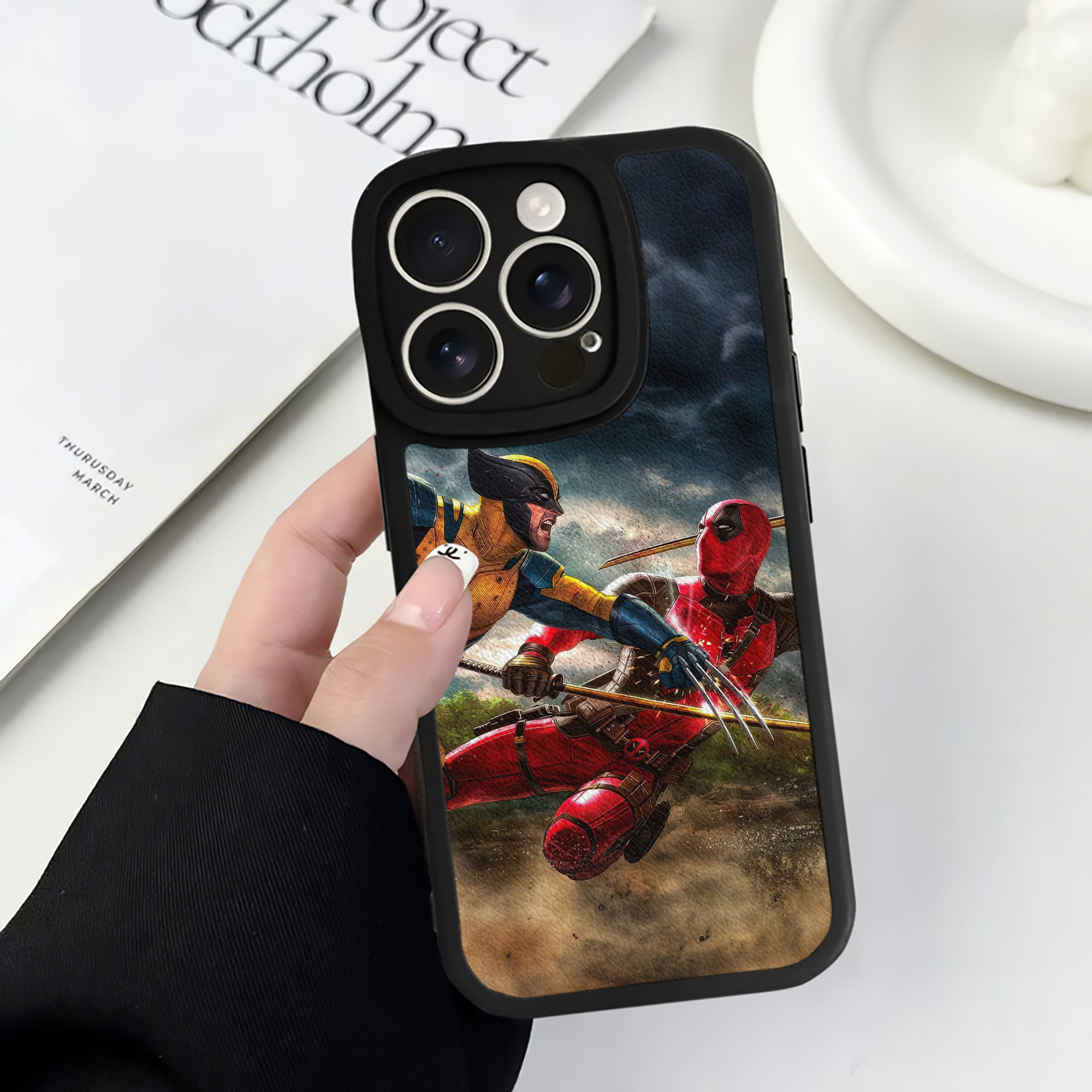（画像用） Deadpool デッドプール 【iPhone 16シリーズ対応】シリコンスマホケース（レザー調） 材質：シリコン